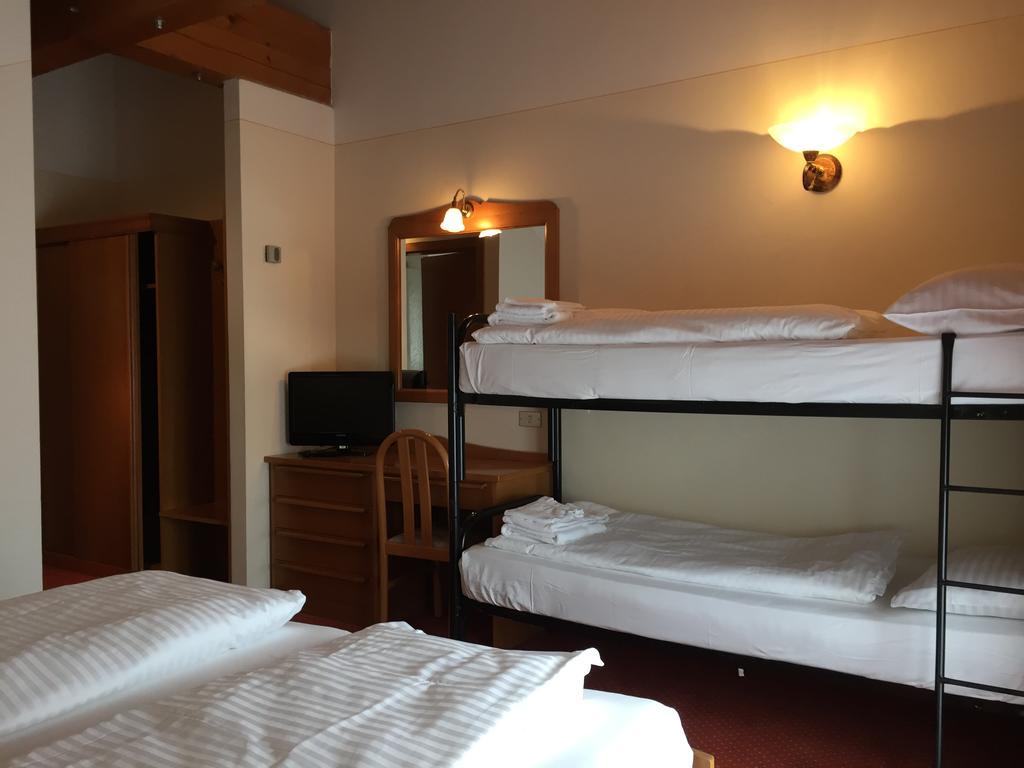 Hotel Collini Pinzolo Zimmer foto